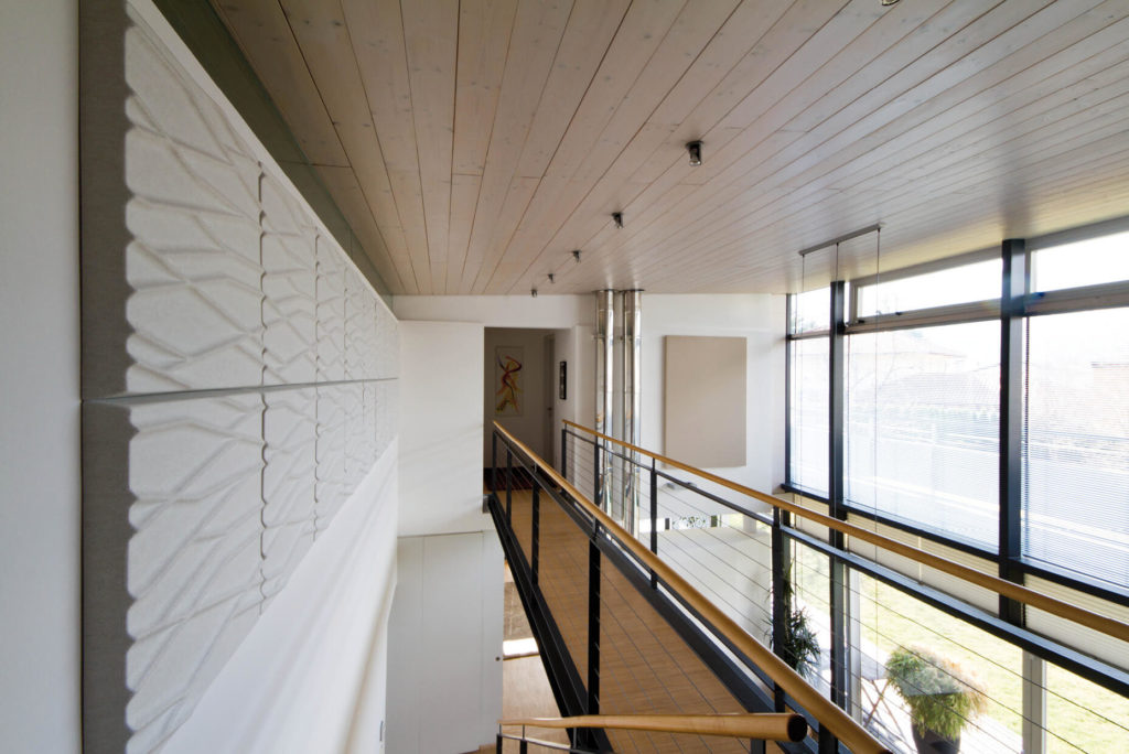 OFFECCT Soundwave® Akustikpaneele in einem Flurbereich mit Holzdecke