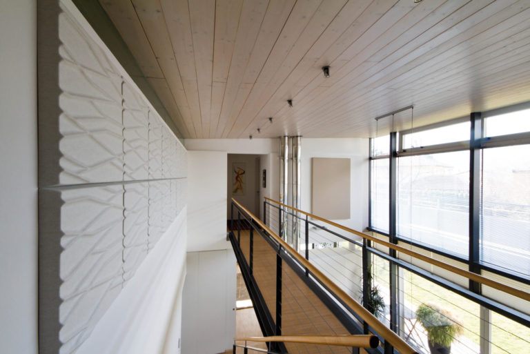 OFFECCT Soundwave® Akustikpaneele in einem Flurbereich mit Holzdecke