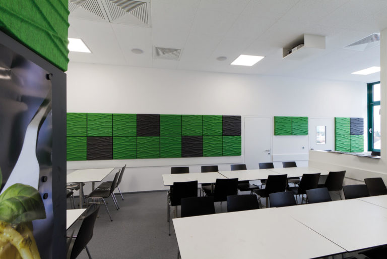 OFFECCT Soundwave® Akustikpaneele in Grün und Schwarz in der Kantine