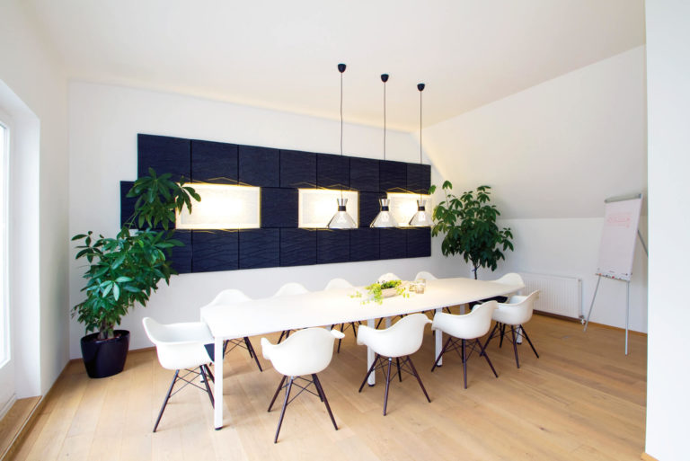 OFFECCT Soundwave® Akustikpaneele in einem Besprechungsraum mit Konferenztisch