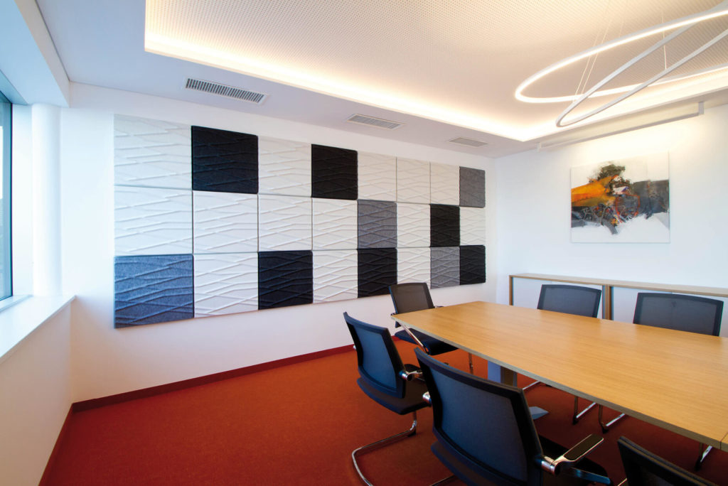 OFFECCT Soundwave® Akustikpaneele in Schwarz und Weiß an einer Wand