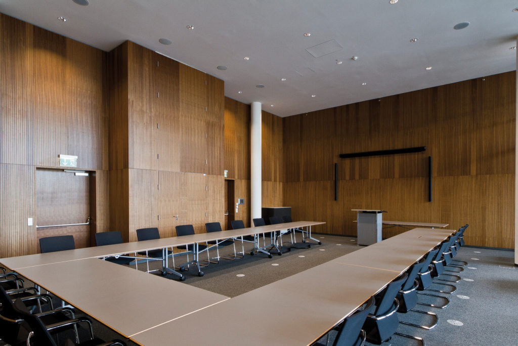 Topakustik® Wandverkleidung aus Holz in einem Konferenzraum