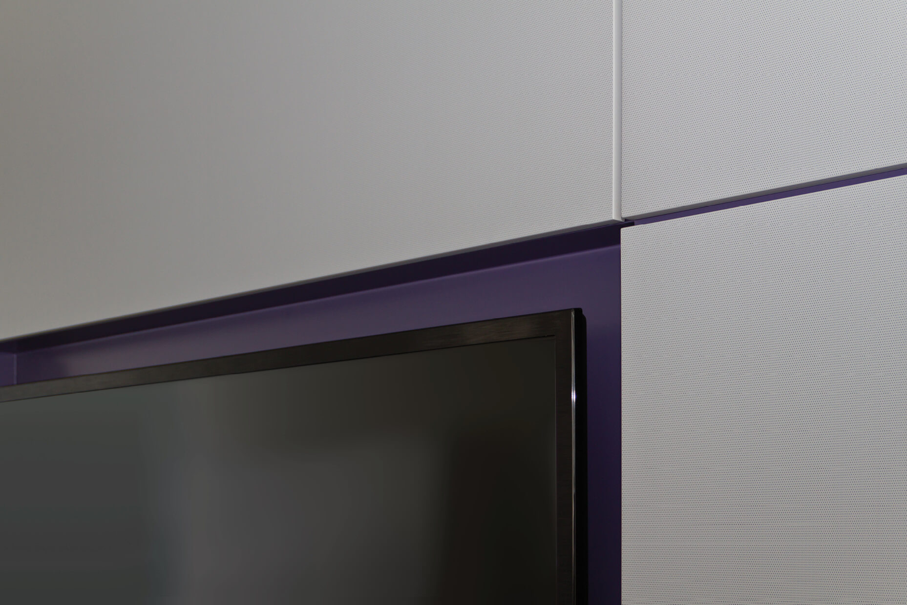 microperforierte Topakustik® Wandverkleidung mit integrierter Technik und Fernseher