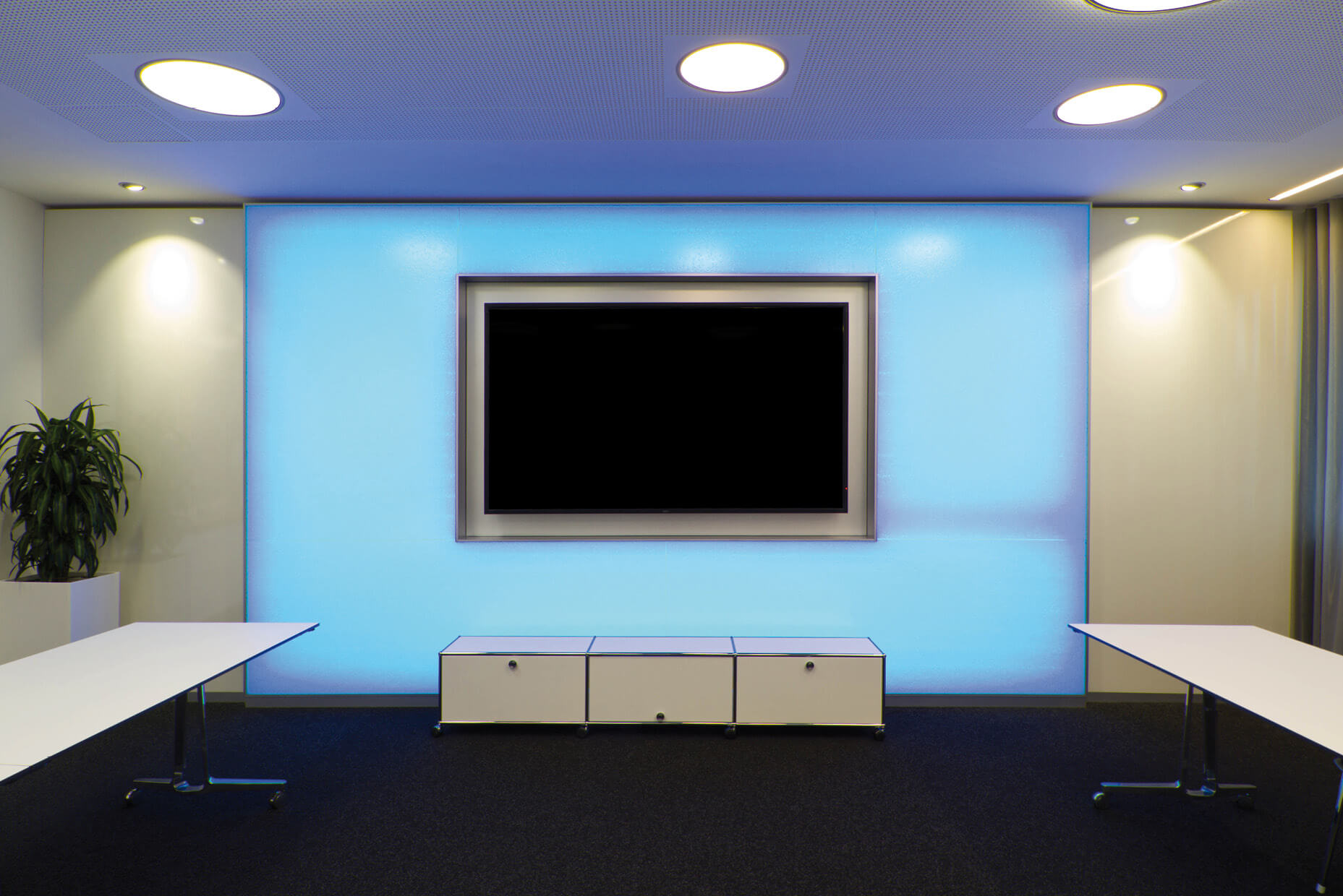 WS Air Board Acoustic AMAG 1 AIR-board® acoustic Akustikpaneele an einer TV-Wand im Besprechungsraum