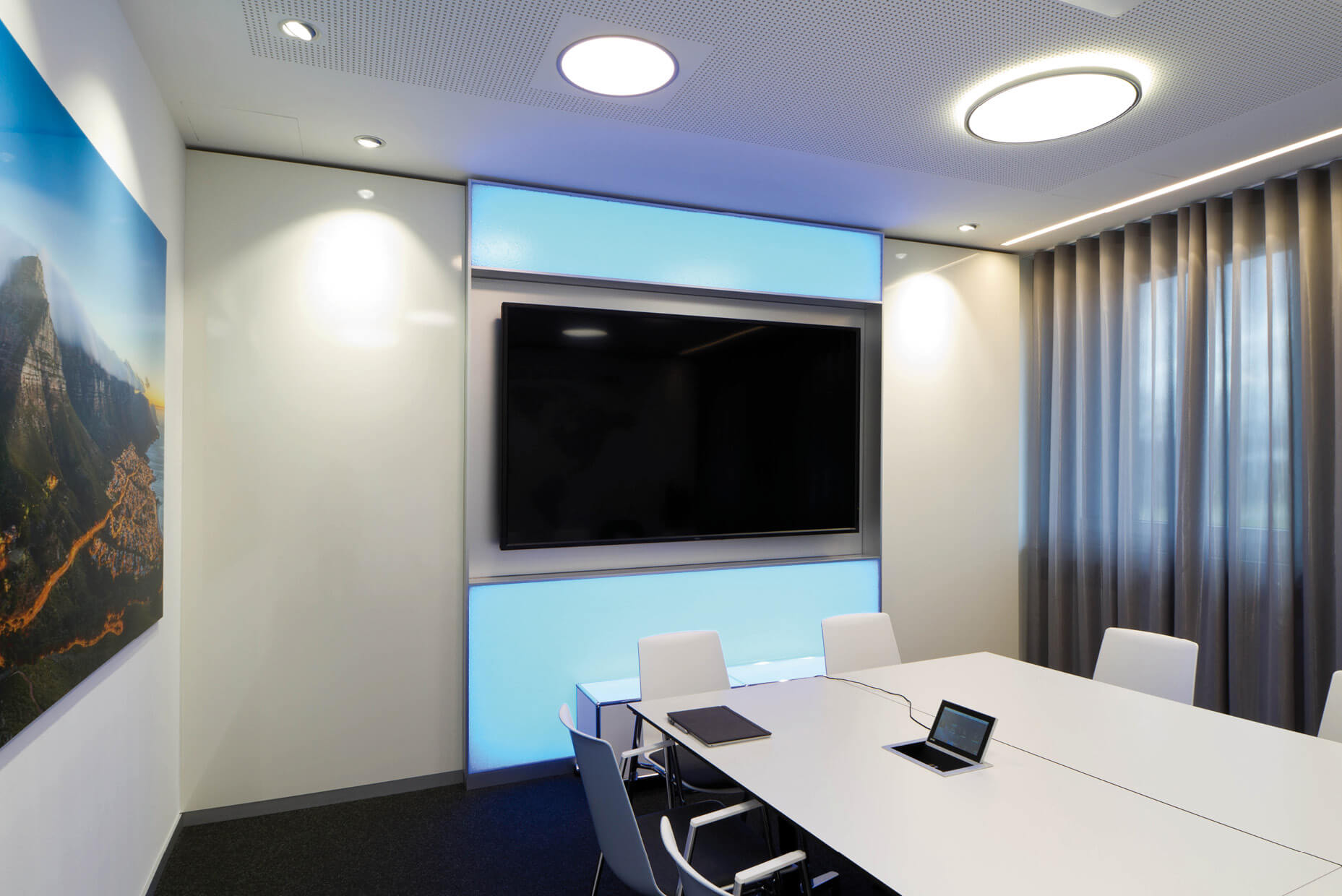 WS Air Board Acoustic AMAG 2 AIR-board® acoustic Akustiklösung im Besprechungsraum mit TV-Wand