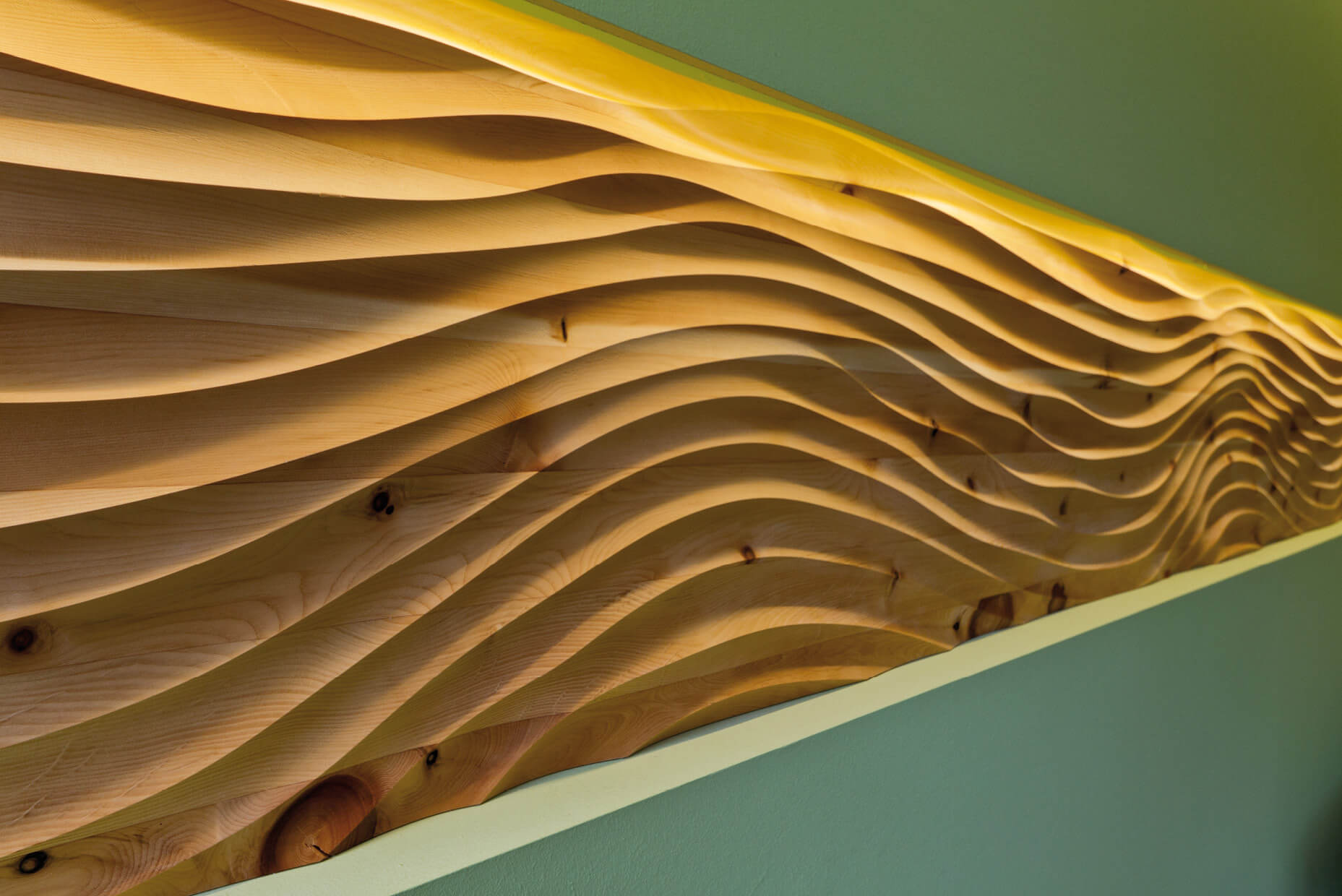 Detailaufnahme eines virtuell® 3D-Relief Elements in Massivholt gefräst