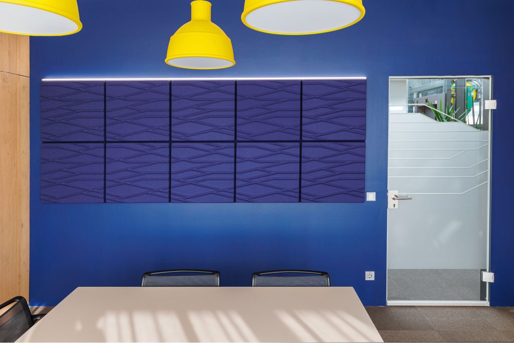 OFFECCT Soundwave® Akustikpaneele im Büro Frauscher als blaue Wandgestaltung im Besprechungsraum