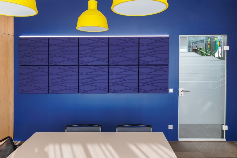 OFFECCT Soundwave® Akustikpaneele im Büro Frauscher als blaue Wandgestaltung im Besprechungsraum