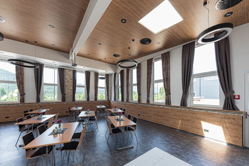 Topakustik® Akustikdecke in einem Restaurantbereich
