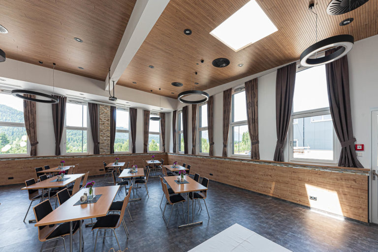 Topakustik® Akustikdecke in einem Restaurantbereich