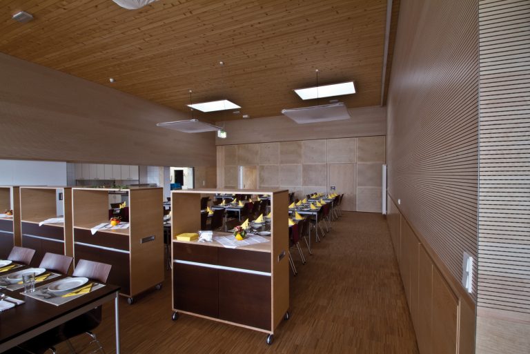 Topakustik® Wandvertäfelung in einer Kantine