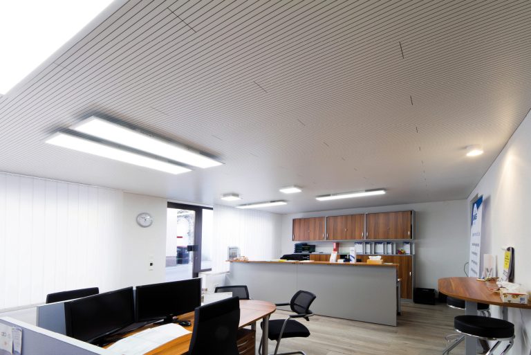Topakustik® Akustikdecke im modernen Büro der Firma SIVAG