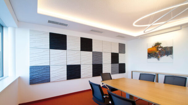 OFFECCT Soundwave® Akustikpaneele in Schwarz und Weiß an einer Wand