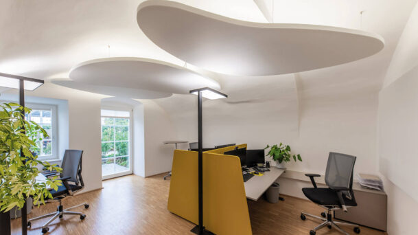 Modernes Büro mit Akustiksegel, Wandelement und Tischtrenner aus WS® Sound