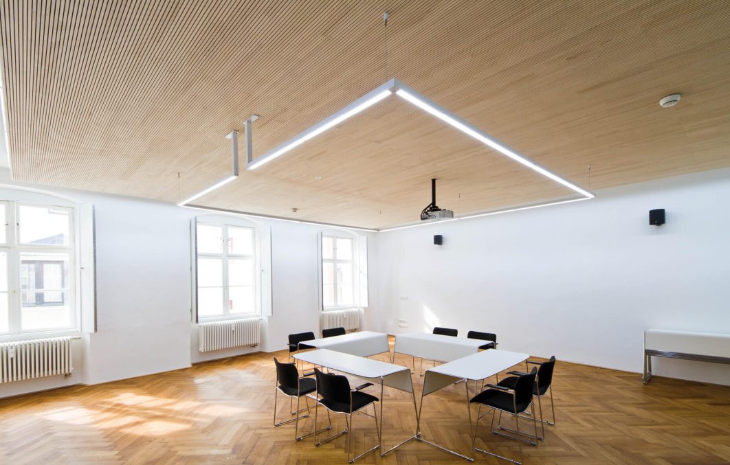 WS Topakustik Hofburg ArchKammer 3 Topakustik® Akustikdecke in einem großen Innenraum