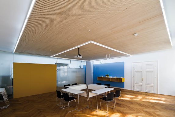 WS Topakustik Hofburg ArchKammer 4 Topakustik® Akustikdecke mit linearer Holzstruktur und Beleuchtung