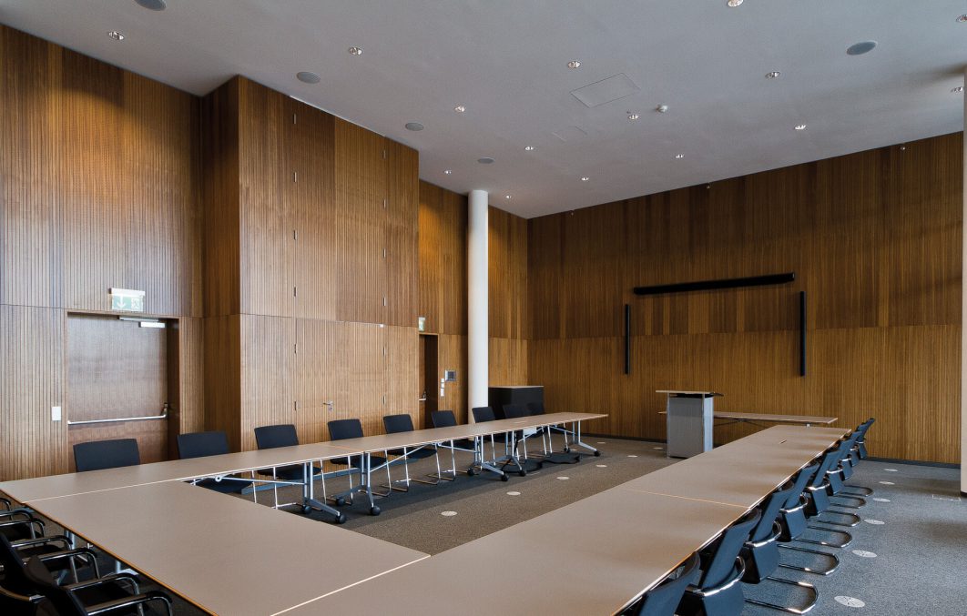WS Topakustik Rivergate 2 Topakustik® Wandverkleidung aus Holz in einem Konferenzraum