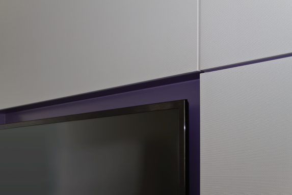 microperforierte Topakustik® Wandverkleidung mit integrierter Technik und Fernseher