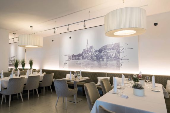WS Topakustik Wrann 3 Topakustik® Akustikverkleidung in einem Restaurant mit Wandgestaltung