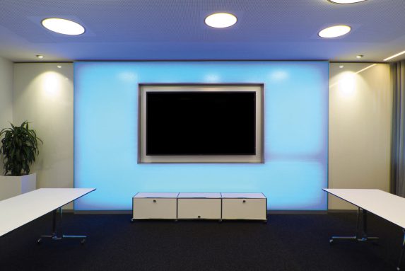 WS Air Board Acoustic AMAG 1 AIR-board® acoustic Akustikpaneele an einer TV-Wand im Besprechungsraum