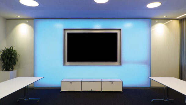 AIR-board® acoustic Akustikpaneele an einer TV-Wand im Besprechungsraum