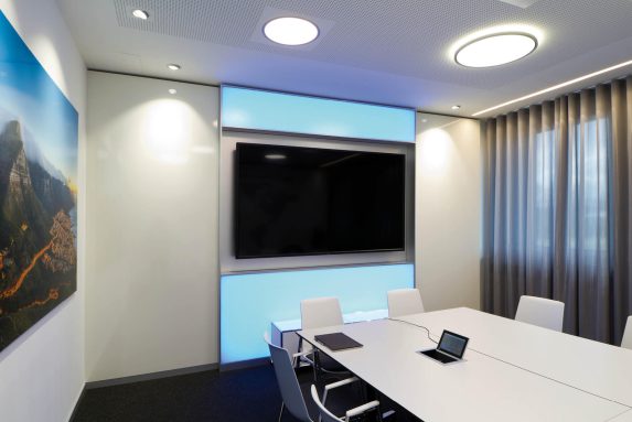 WS Air Board Acoustic AMAG 2 AIR-board® acoustic Akustiklösung im Besprechungsraum mit TV-Wand
