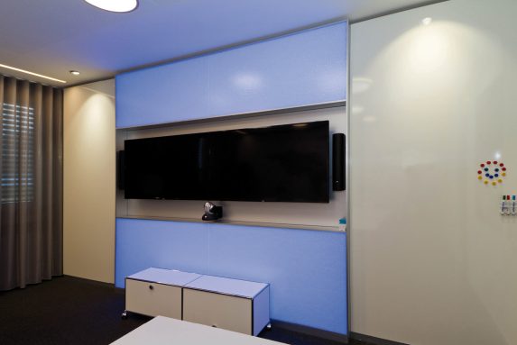 WS Air Board Acoustic AMAG 3 AIR-board® Akustiklösung an einer TV-Wand im Besprechungsraum