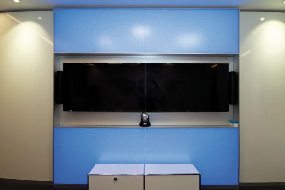 WS Air Board Acoustic AMAG 4 AIR-board® Akustikpaneele an der TV-Wand eines Besprechungsraums
