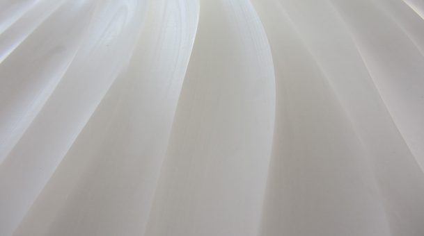 virtuell® 3D-Relief-Platte mit organisch geschwungener weißer Oberfläche aus Corian