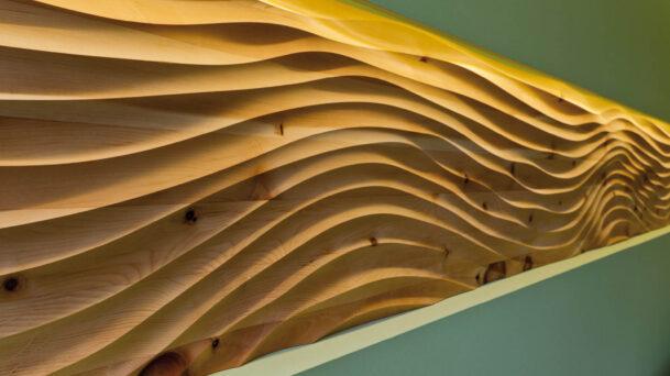 Detailaufnahme eines virtuell® 3D-Relief Elements in Massivholt gefräst