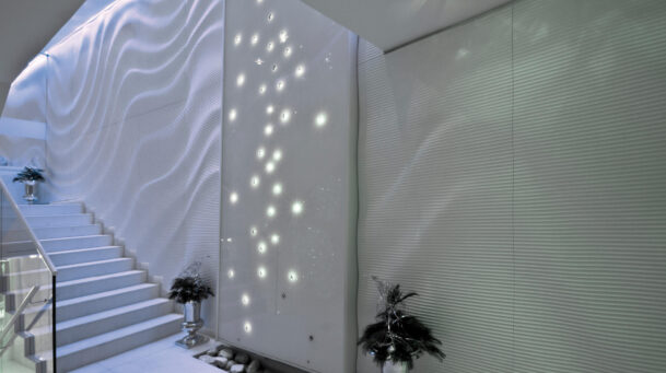 Gestaltung des Treppenbereiches im Hotel Iris Porsche in Mondsee mit virtuell® 3D-Relief-Elementen in zwei verschiendenen Dekoren