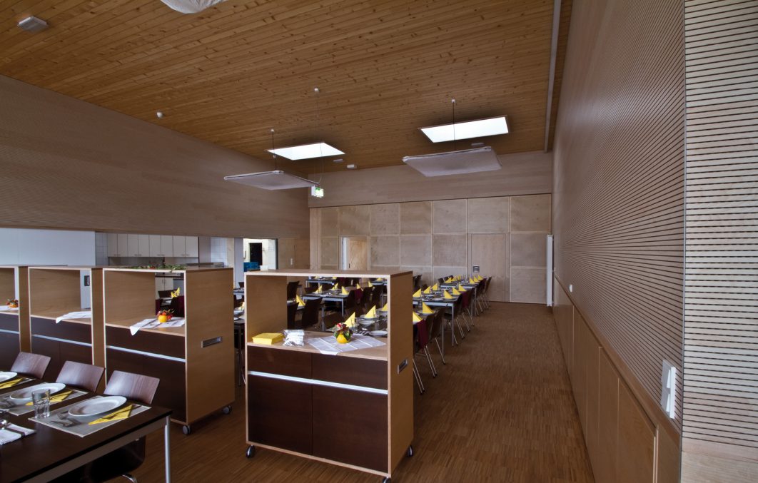 Hartberg (1) Topakustik® Wandvertäfelung in einer Kantine